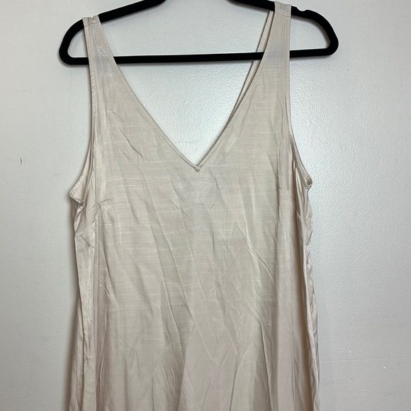 H&M Sleeveless Maxi Length Woven V-Neck Relaxed Loose Fit Dress in Light Beige - Picture 5 of 12